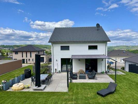 Rückansicht mit Terrasse