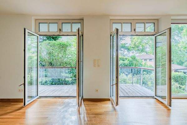 Blick zum Balkon und Garten