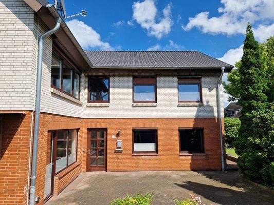 Die Westansicht mit Eingangsbereich zur Souterrain-Wohnung