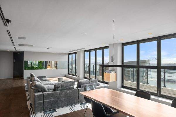 Bodentiefe, dreifach verglaste Fensterfronten, welche sich aufschieben lassen