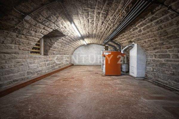 Großzügiger Gewölbekeller mit historischer Bausubstanz