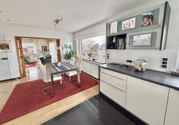 Küche mit Blick in den Essbereich