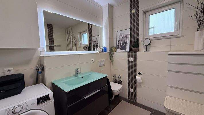 Bad mit Fenster 7,08qm