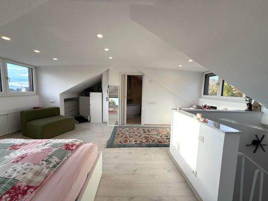 Dachgeschoss (Schlafbereich mit privatem Badezimmer)