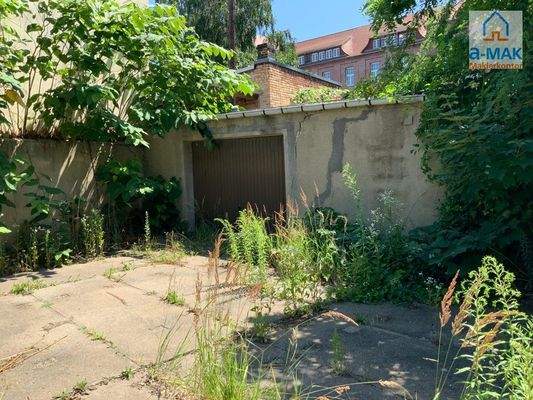 Hofbereich mit Garagen