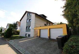 Außenansicht mit Garagen