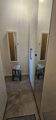 Ankleide Schränke links/rechts vorhanden