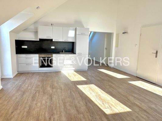 Blick auf die Einbauküche und in den hinteren Teil der Wohnung