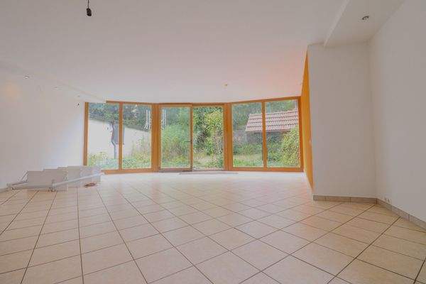 Riesiges Wohnzimmer mit direktem Zugang zum Garten