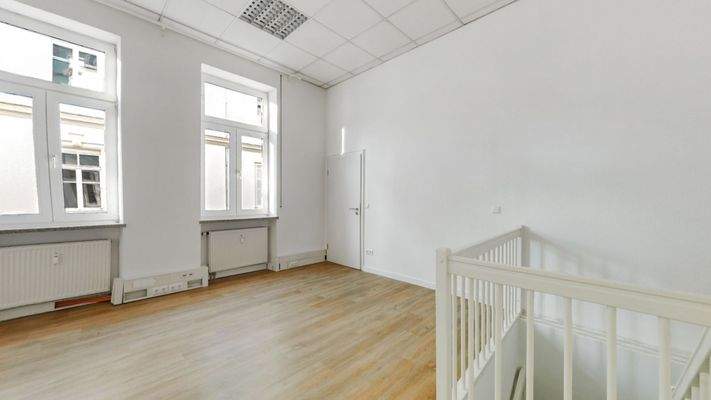 Büro 1 mit Kellerabgang