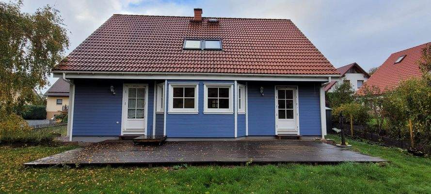 Rückwärtige Ansicht mit Terrasse