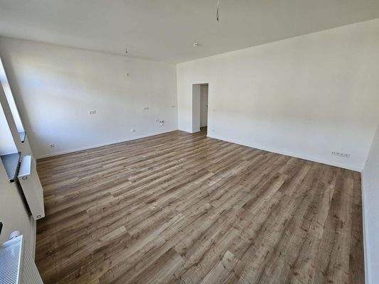 Wohnzimmer mit offener Küche