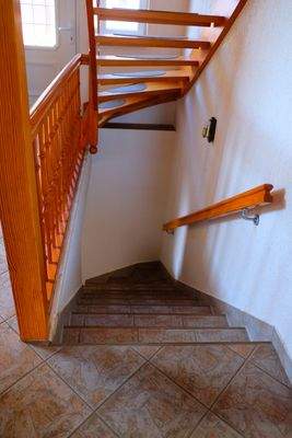 22 Treppe vom KG zum EG.JPG