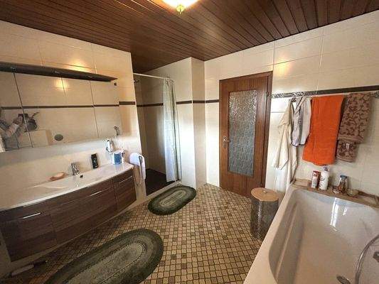 Bad im EG ca. 12,33 qm mit Dusche u. Wanne 