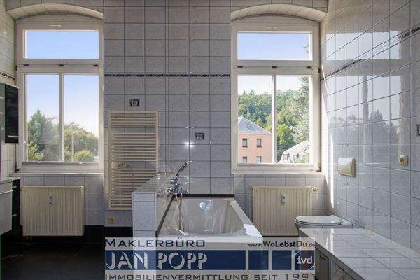 Tageslichtbad mit Wanne und Duschkabine  