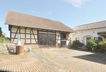 geschlossener Innenhof mit Haus und Scheune
