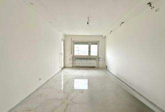 Lichtdurchflutetes Zimmer