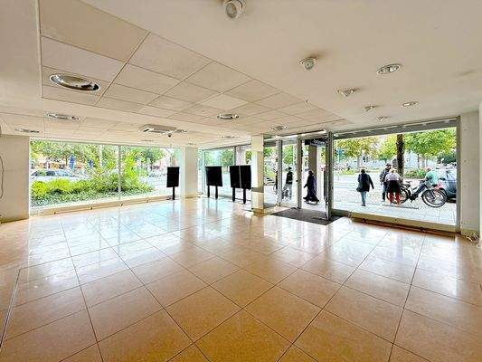 Ladenfläche mit Eingang an der Bahnhofstraße