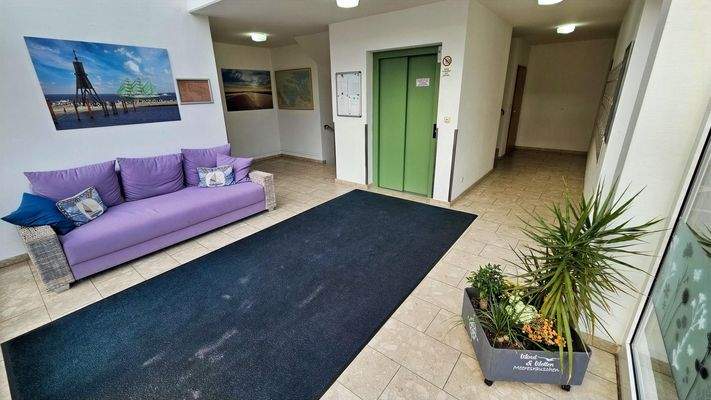 Eingangshalle mit Fahrstuhl