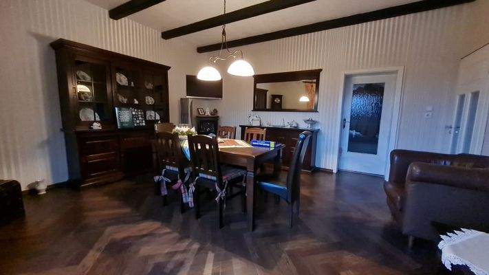 großes Wohnzimmer mit Laminat