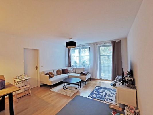 Gemütliches Wohnzimmer mit Balkon