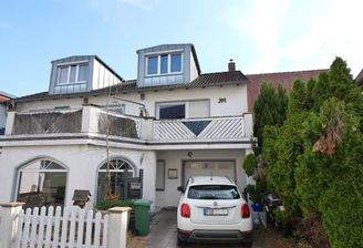 Hausvorderseite mit Garage