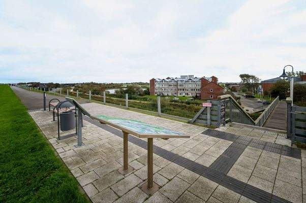 Blick vom Deich zum Haus