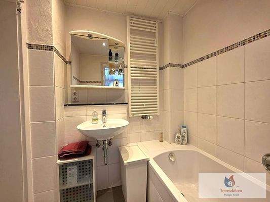 Badezimmer mit Badewanne EG