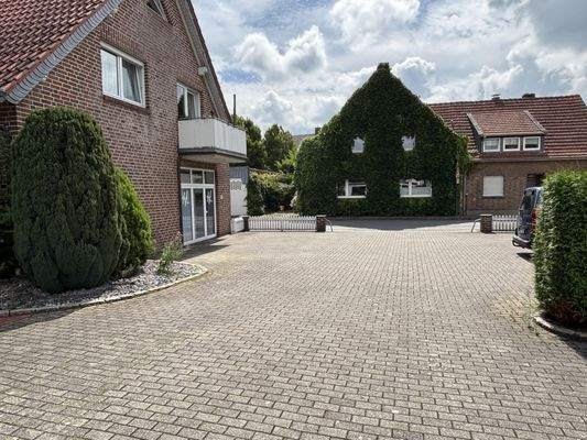 Parkplatz und Zufahrt zum Wohnhaus