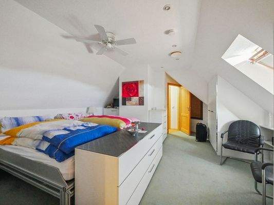 Schlafzimmer a (4-Raum-Maisonettewohnung, Haus Nr. 9)