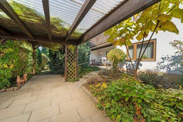 Überdachte Pergola nahe der Terrasse