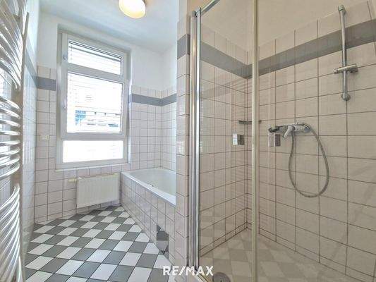 Bad mit Dusche und Wanne