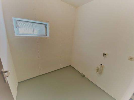 eigener Kelleraum mit Waschmaschinenanschluss 