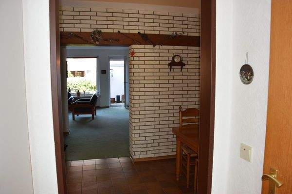 Blick vom Flur ins Wohnzimmer