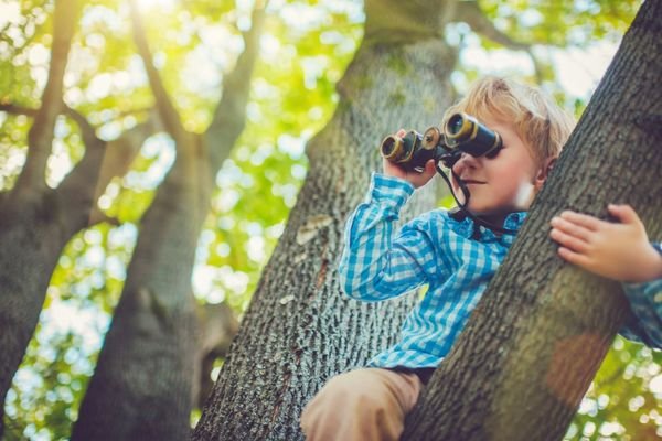 Kind spielt im Garten