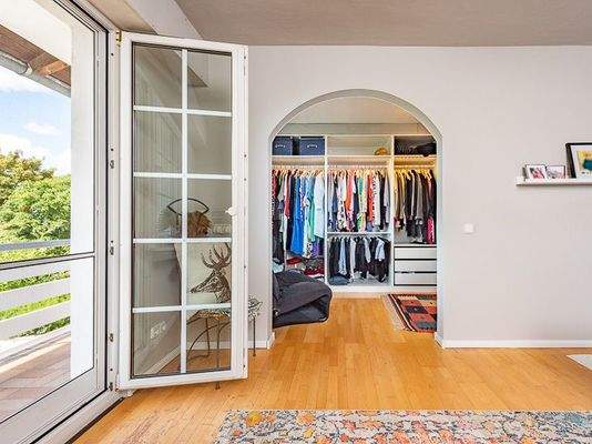 Schlafzimmer mit Balkonzugang und Ankleide