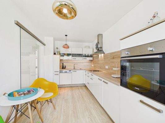 Küche mit allen elektrischen Geräten