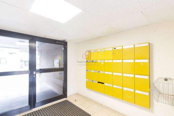 Hauseingang Briefkasten und Paketablage