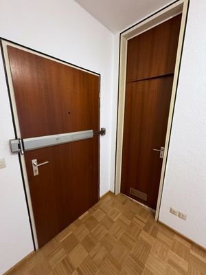 Wohnungseingangstüre und WC