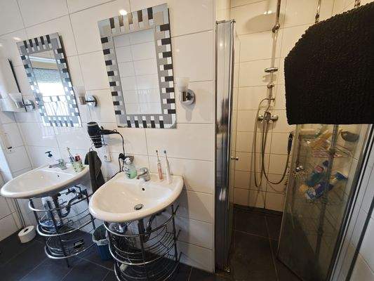 Bad mit begehbarer Dusche EG