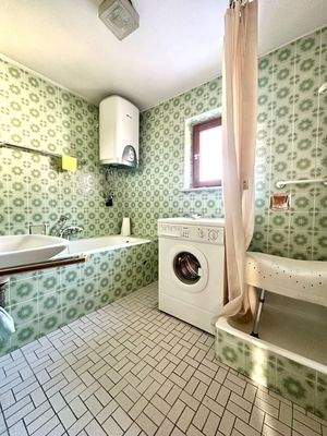 EG Bad mit Badewanne und Dusche