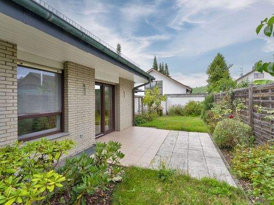 Terrasse mit Blick in den Garten