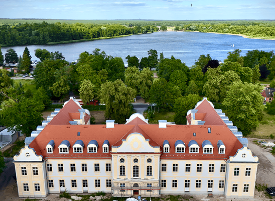 Schloss mit Schwedtsee