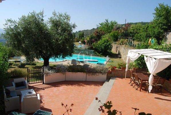  Innenhof mit Schwimmbad