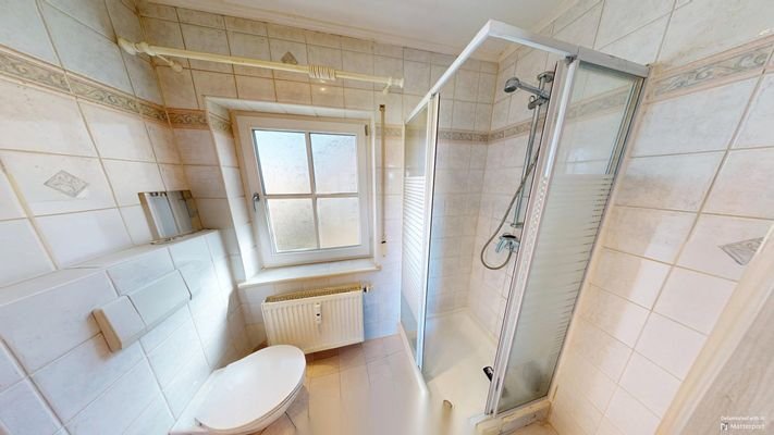 Badezimmer mit Dusche und Waschmaschinen Anschluss (Appartement)