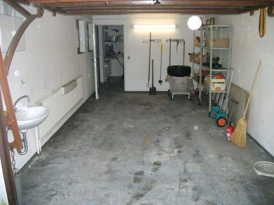 Garage mit Geräteraum