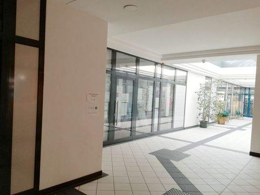 Eingang in der Passage zur Gewerbeeinheit