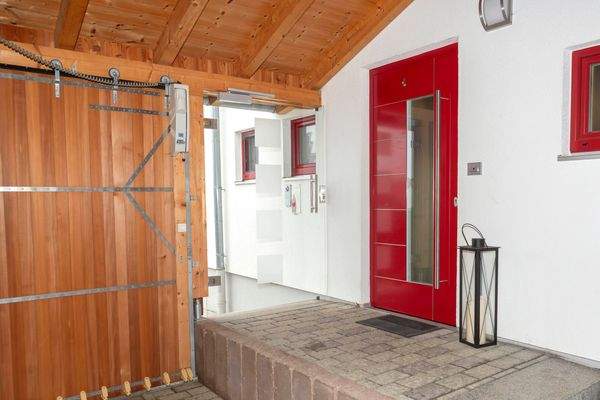 Haupteingang überdacht