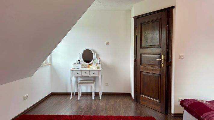 Schlafzimmer 1 im Obergeschoss, Seite