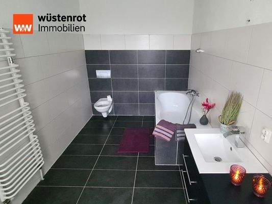 Tageslichtbad mit Wanne Obergeschoss 